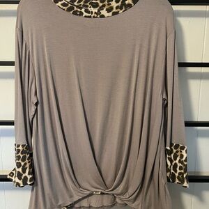 NWT Women's Size Medium, EMERALD, Gray, Animal Print Top, F2